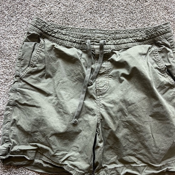 Lucky Brand Green Shorts with Durable Fabric. Size Large - Picture 1 of 3